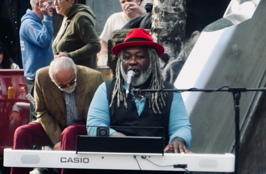 Busker with organ, 22/8/25